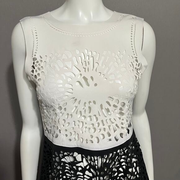 Azalea Black White Colorblock Cutout Peplum Sleeveless Blouse Sz-Small - Picture 3 of 9